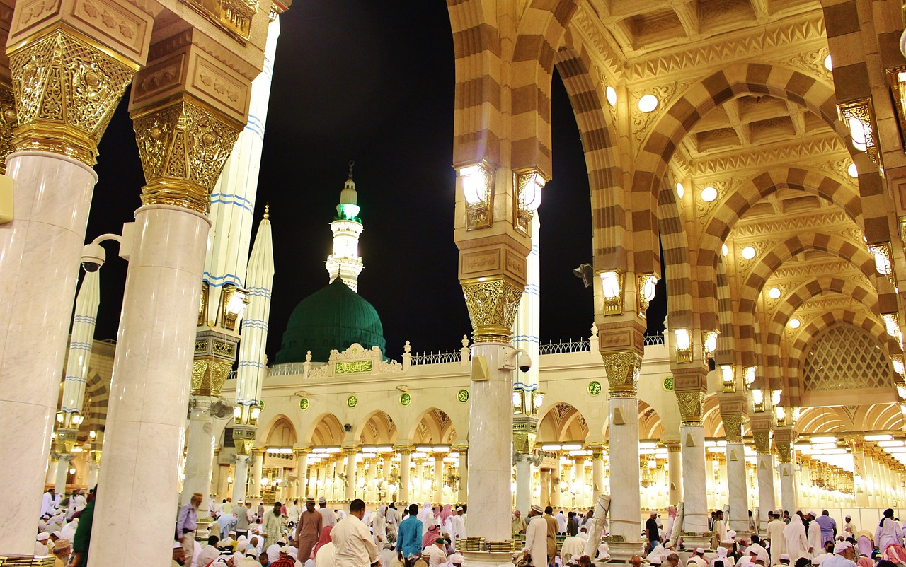 Worshipers at the great mosque during the Prophet’s Birthday (Sunni, Ibadi).