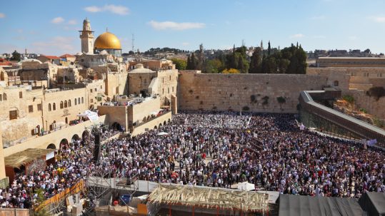 Hundreds of people in Jerusalem during Sukkot.