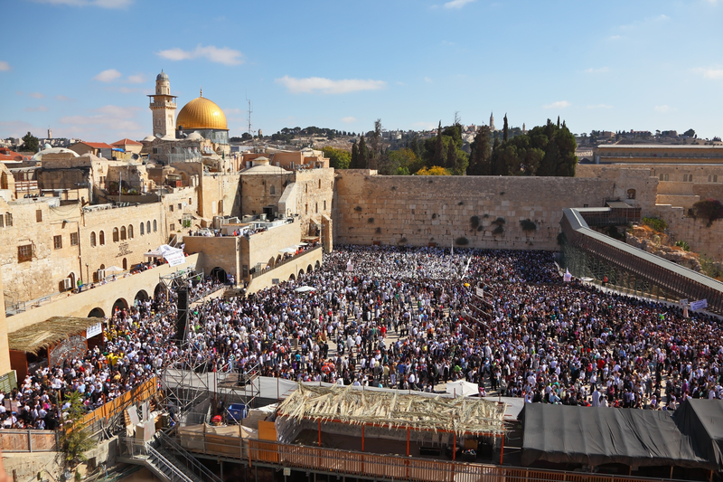 Hundreds of people in Jerusalem during Sukkot.